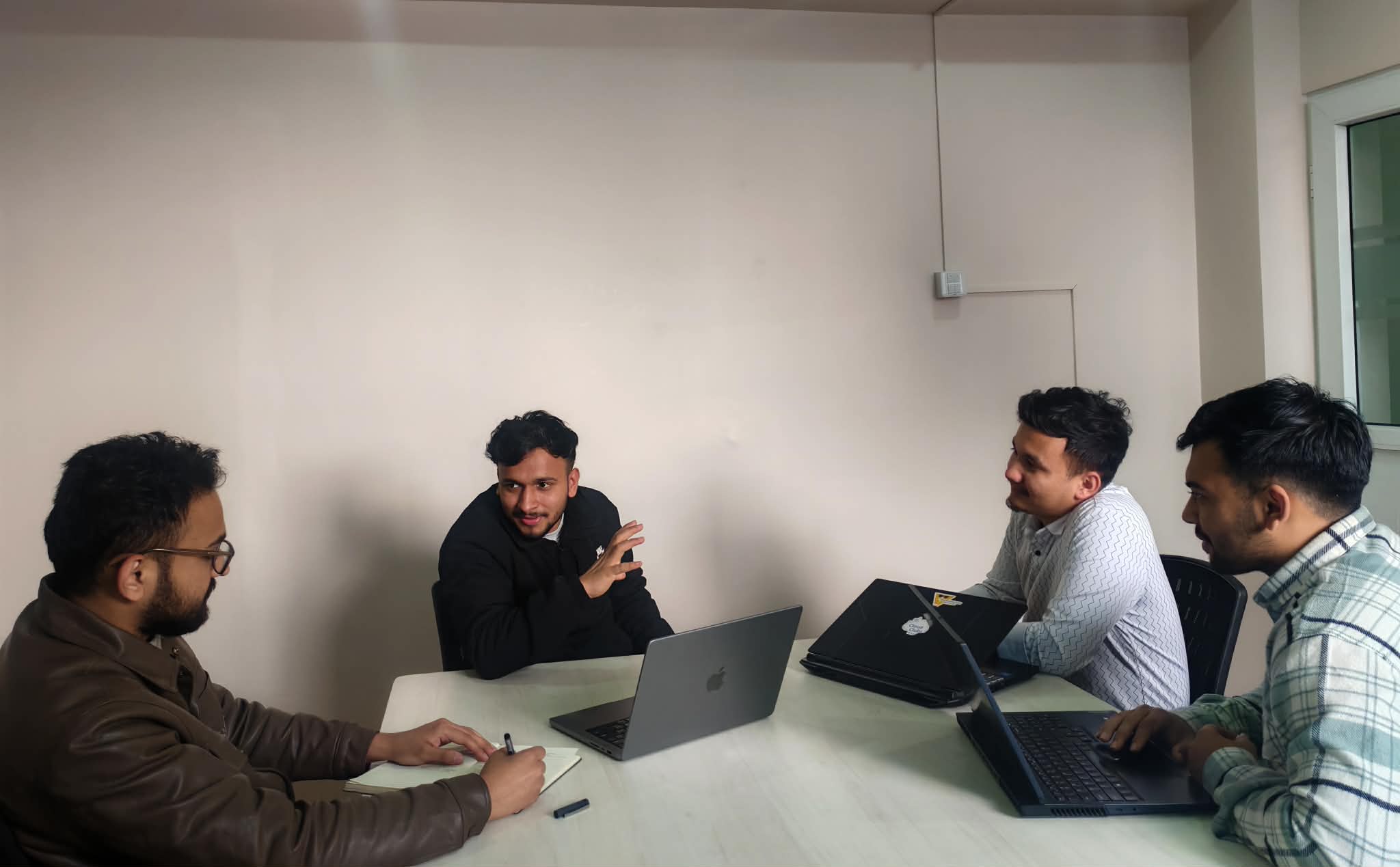 Image showcasing Saral Apps commitment to creating world-class apps that lead the future, with proven client satisfaction and trending products.